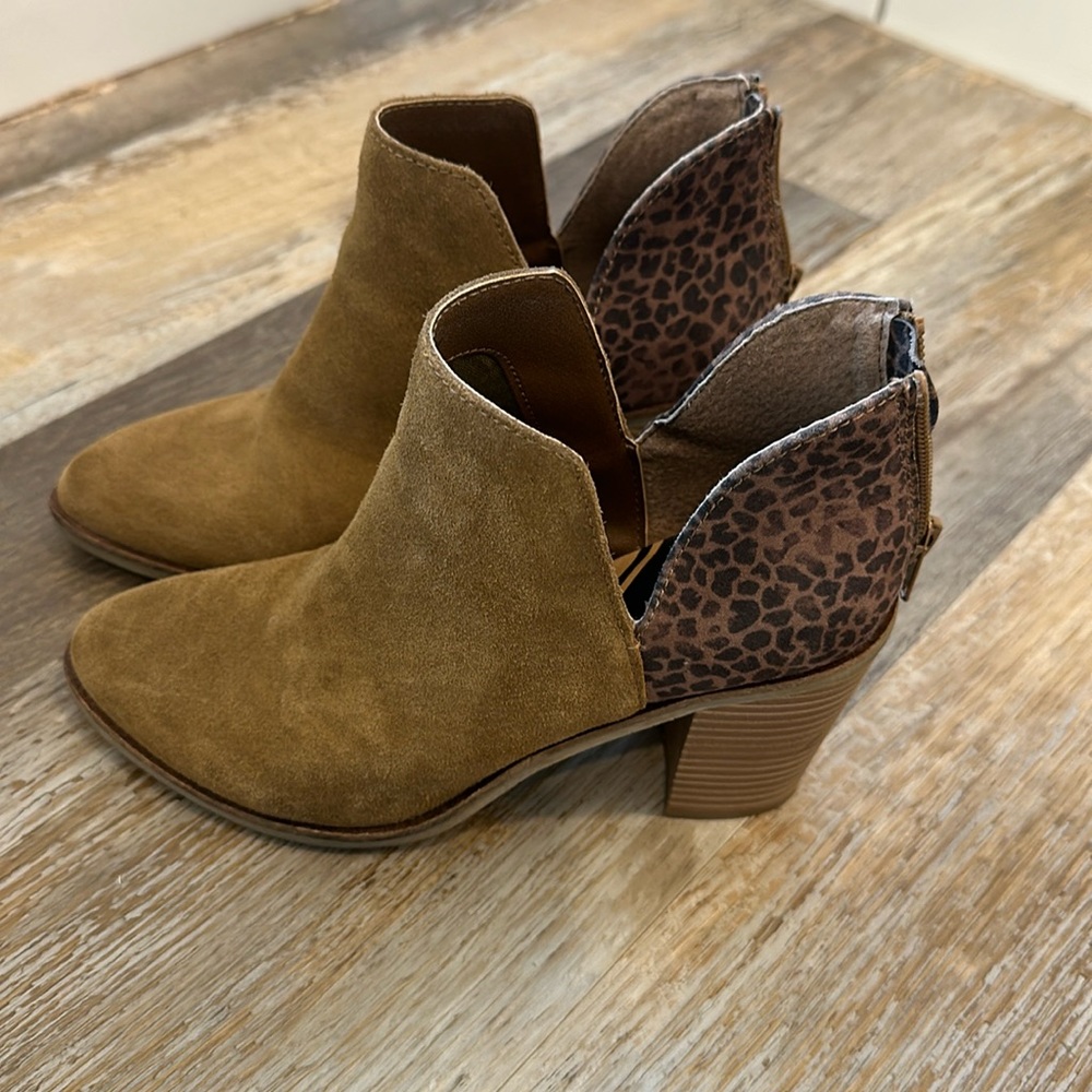 Dolce Vita tan suede ankle boots size 7.5